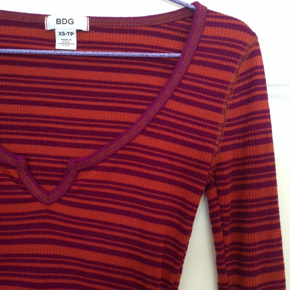 V-Neck Fall Crop Top - Picture 2 of 3